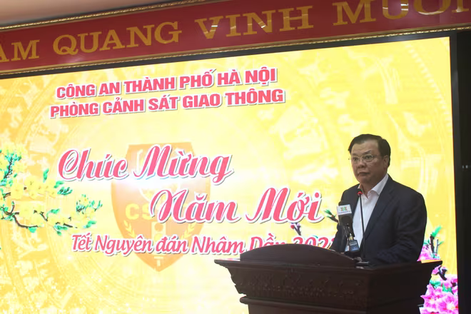 Đồng chí Bí thư Thành ủy Đinh Tiến Dũng biểu dương những thành tích, kết quả công tác của CATP Hà Nội và Phòng CSGT Đồng chí Bí thư Thành ủy Đinh Tiến Dũng biểu dương những thành tích, kết quả công tác của CATP Hà Nội và Phòng CSGT