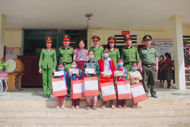 Đoàn công tác của Công an quận Hoàn Kiếm trao các phần quà tới học sinh khó khăn của Trường PTDTBT Tiểu học và THCS xã Pải Lủng, huyện Mèo Vạc, tỉnh Hà Giang