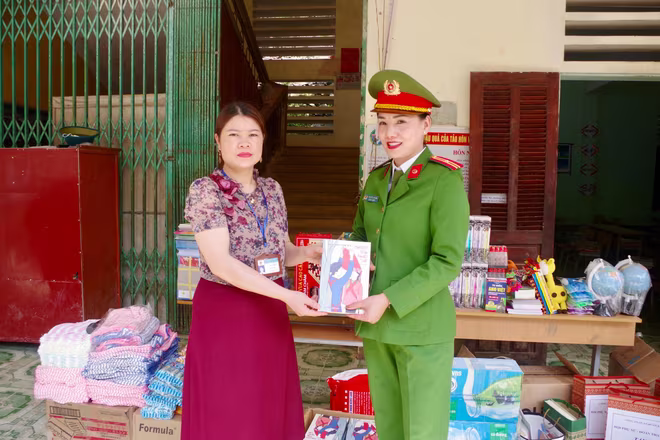 Nhiều cuốn sách, tác phẩm văn học hay, có giá trị nhân văn sâu sắc gắn liền với mảnh đất, con người Hà Giang cũng được đoàn công tác Công an quận Hoàn Kiếm lựa chọn trao tặng thầy, cô giáo và học sinh nơi đây