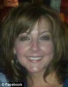 Gái già ép sex cậu con trai 13 tuổi của bạn ảnh 1