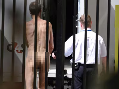 Hình ảnh Gough khi rời một phiên tòa tháng trước