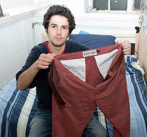 Thorne còn được vị khách không mời mà đến "đổi" cho một chiếc quần màu đỏ Thorne còn được vị khách không mời mà đến "đổi" cho một chiếc quần màu đỏ