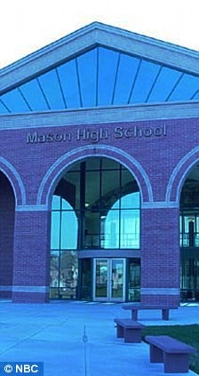 Nữ giáo viên rủ học sinh về nhà quan hệ tập thể ảnh 3 Nữ giáo viên rủ học sinh về nhà quan hệ tập thể ảnh 3