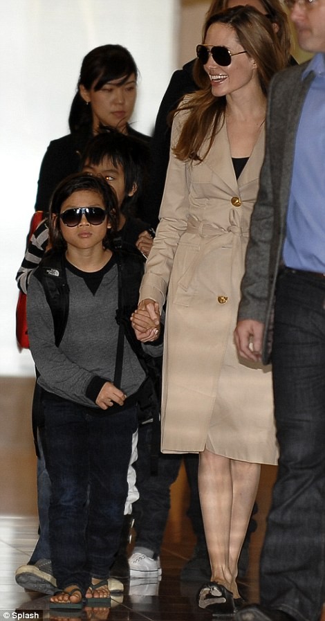 Đại gia đình Brangelina rồng rắn nhau sang Nhật ảnh 3 Đại gia đình Brangelina rồng rắn nhau sang Nhật ảnh 3
