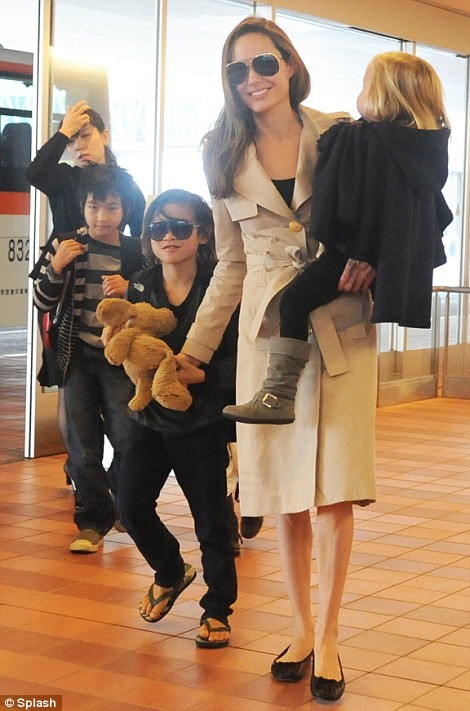 Đại gia đình Brangelina rồng rắn nhau sang Nhật ảnh 8 Đại gia đình Brangelina rồng rắn nhau sang Nhật ảnh 8