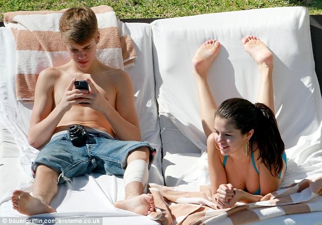 Selena diện bikini nóng bỏng bên Justin Bieber ảnh 7 Selena diện bikini nóng bỏng bên Justin Bieber ảnh 7