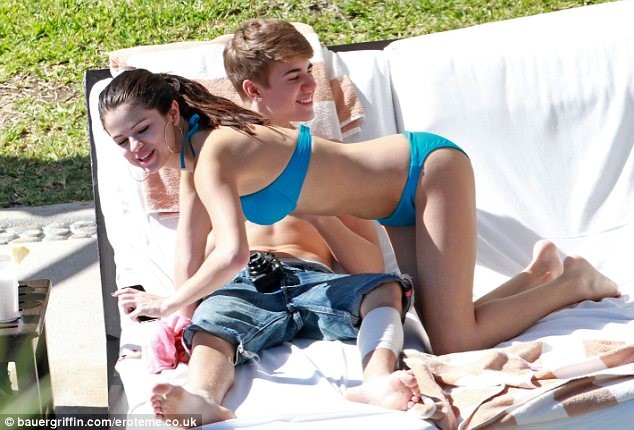 Selena diện bikini nóng bỏng bên Justin Bieber ảnh 6 Selena diện bikini nóng bỏng bên Justin Bieber ảnh 6