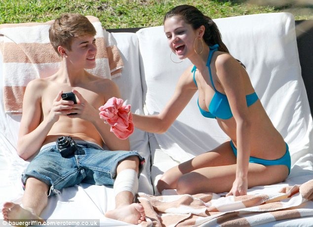 Selena diện bikini nóng bỏng bên Justin Bieber ảnh 3 Selena diện bikini nóng bỏng bên Justin Bieber ảnh 3