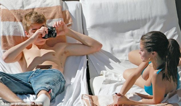 Selena diện bikini nóng bỏng bên Justin Bieber ảnh 2 Selena diện bikini nóng bỏng bên Justin Bieber ảnh 2