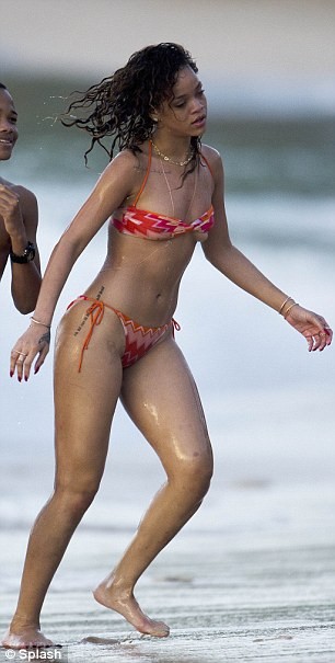 Rihanna xộc xệch trong bikini "nhỏ xíu" ảnh 4 Rihanna xộc xệch trong bikini "nhỏ xíu" ảnh 4