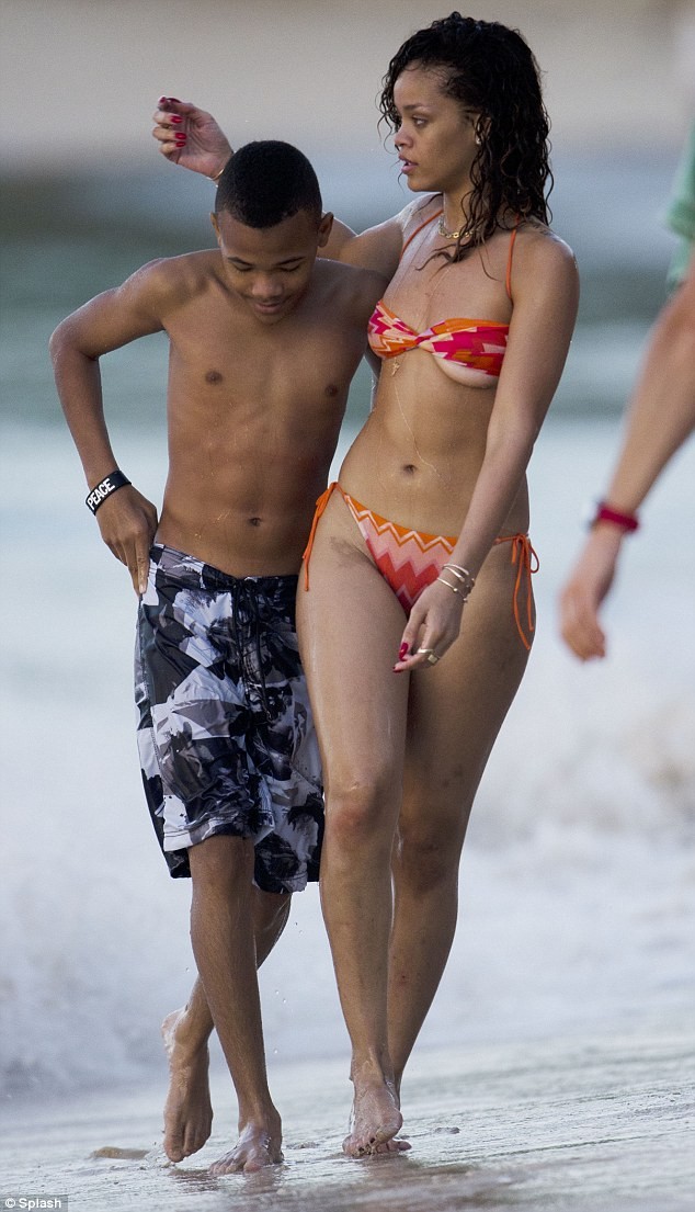 Rihanna xộc xệch trong bikini "nhỏ xíu" ảnh 2 Rihanna xộc xệch trong bikini "nhỏ xíu" ảnh 2