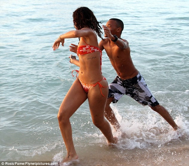 Rihanna xộc xệch trong bikini "nhỏ xíu" ảnh 10 Rihanna xộc xệch trong bikini "nhỏ xíu" ảnh 10