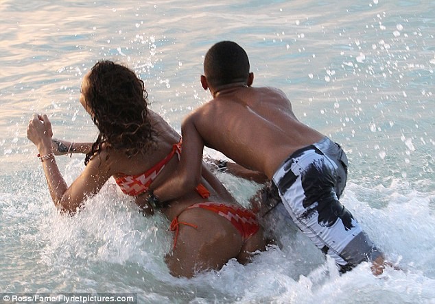 Rihanna xộc xệch trong bikini "nhỏ xíu" ảnh 12 Rihanna xộc xệch trong bikini "nhỏ xíu" ảnh 12