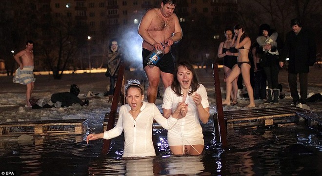 Hàng trăm người Nga thi nhau "chết cóng" ảnh 11 Hàng trăm người Nga thi nhau "chết cóng" ảnh 11