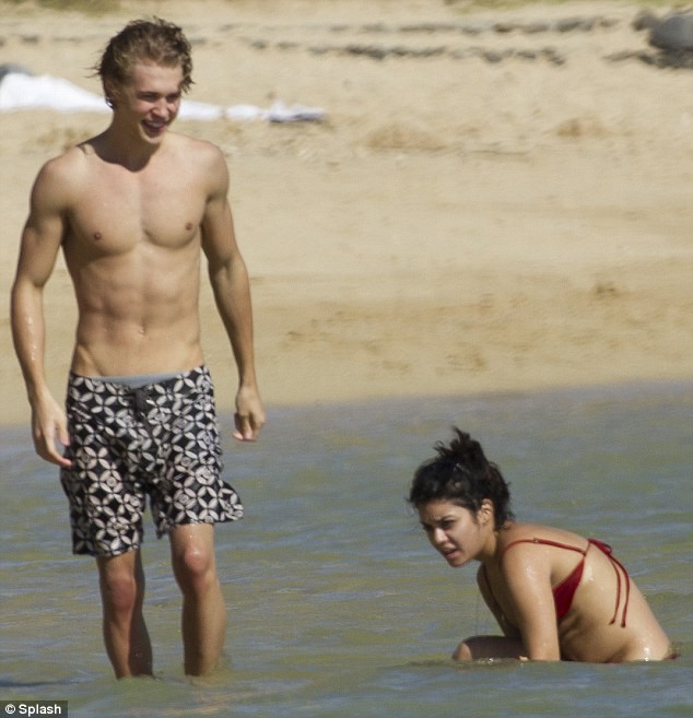 Vanessa Hudgens diện bikini thản nhiên khóa môi bạn trai ảnh 8 Vanessa Hudgens diện bikini thản nhiên khóa môi bạn trai ảnh 8