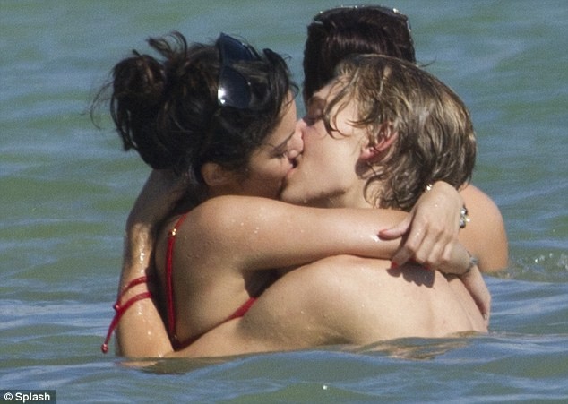 Vanessa Hudgens diện bikini thản nhiên khóa môi bạn trai ảnh 6 Vanessa Hudgens diện bikini thản nhiên khóa môi bạn trai ảnh 6