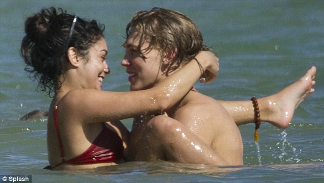Vanessa Hudgens diện bikini thản nhiên khóa môi bạn trai ảnh 7 Vanessa Hudgens diện bikini thản nhiên khóa môi bạn trai ảnh 7