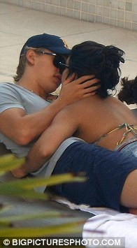 Vanessa Hudgens diện bikini thản nhiên khóa môi bạn trai ảnh 2 Vanessa Hudgens diện bikini thản nhiên khóa môi bạn trai ảnh 2