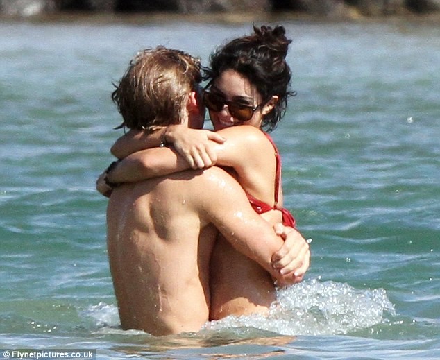 Vanessa Hudgens diện bikini thản nhiên khóa môi bạn trai ảnh 4 Vanessa Hudgens diện bikini thản nhiên khóa môi bạn trai ảnh 4