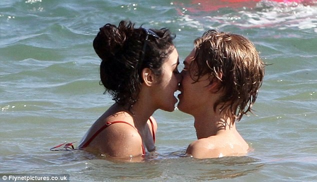 Vanessa Hudgens diện bikini thản nhiên khóa môi bạn trai ảnh 5 Vanessa Hudgens diện bikini thản nhiên khóa môi bạn trai ảnh 5