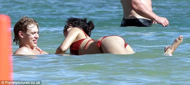 Vanessa Hudgens diện bikini thản nhiên khóa môi bạn trai ảnh 9 Vanessa Hudgens diện bikini thản nhiên khóa môi bạn trai ảnh 9