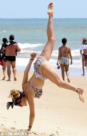 Kelly Brook diện bikini trồng cây chuối tại bãi biển ảnh 6 Kelly Brook diện bikini trồng cây chuối tại bãi biển ảnh 6