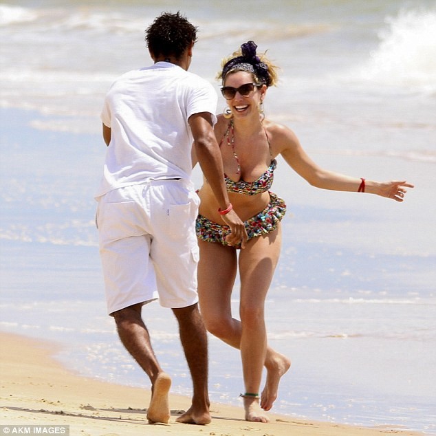 Kelly Brook diện bikini trồng cây chuối tại bãi biển ảnh 7 Kelly Brook diện bikini trồng cây chuối tại bãi biển ảnh 7