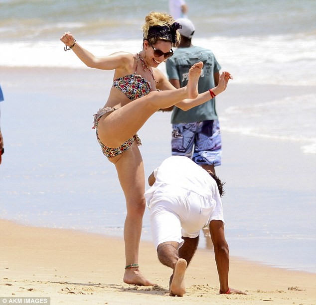 Kelly Brook diện bikini trồng cây chuối tại bãi biển ảnh 8 Kelly Brook diện bikini trồng cây chuối tại bãi biển ảnh 8