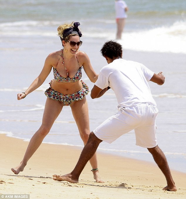 Kelly Brook diện bikini trồng cây chuối tại bãi biển ảnh 1 Kelly Brook diện bikini trồng cây chuối tại bãi biển ảnh 1