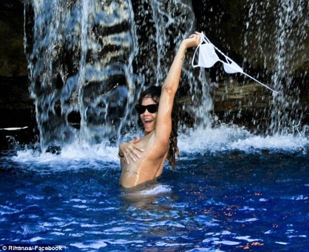 Rihanna bất ngờ lột bikini lộ ngực trần ảnh 1 Rihanna bất ngờ lột bikini lộ ngực trần ảnh 1