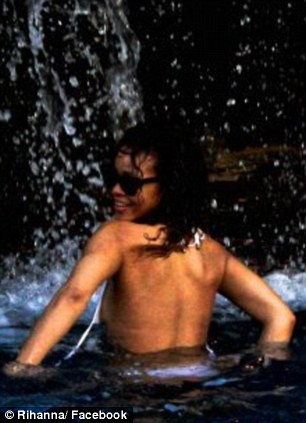 Rihanna bất ngờ lột bikini lộ ngực trần ảnh 3 Rihanna bất ngờ lột bikini lộ ngực trần ảnh 3