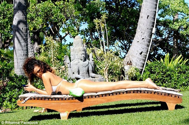 Rihanna bất ngờ lột bikini lộ ngực trần ảnh 13 Rihanna bất ngờ lột bikini lộ ngực trần ảnh 13