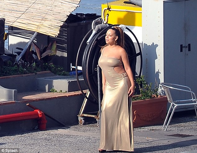 Mariah Carey diện váy bó sát "khoe mỡ" sau khi sinh con ảnh 1 Mariah Carey diện váy bó sát "khoe mỡ" sau khi sinh con ảnh 1