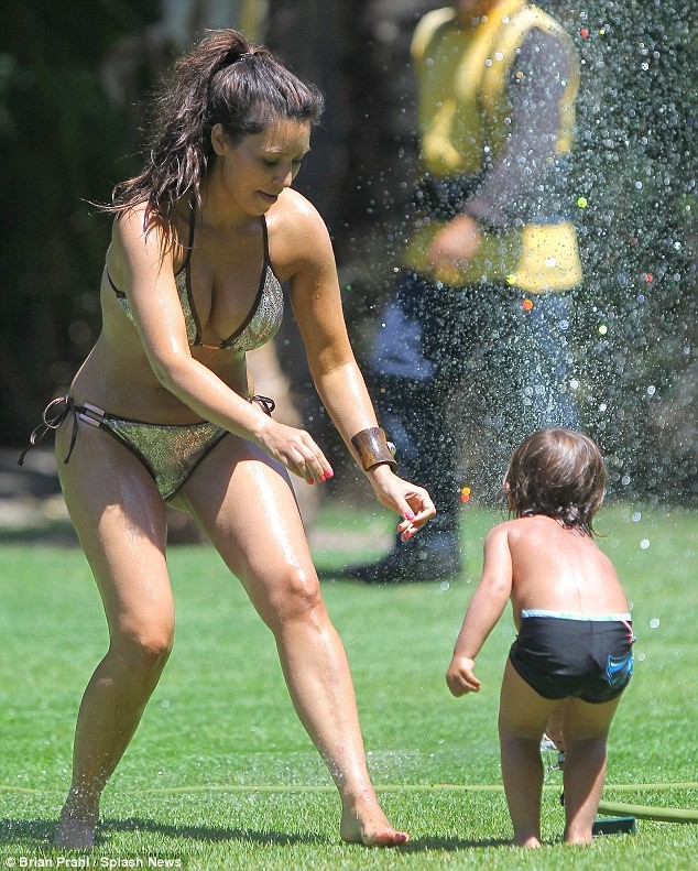 Bỏng mắt khi Kim Kardashian diện bikini ảnh 9 Bỏng mắt khi Kim Kardashian diện bikini ảnh 9