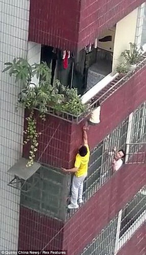 Thót tim em bé mắc kẹt ở ban công ảnh 3 Thót tim em bé mắc kẹt ở ban công ảnh 3