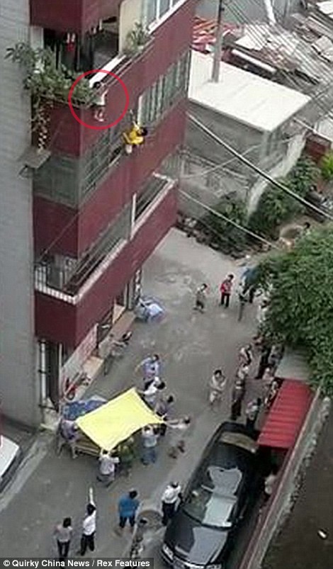 Thót tim em bé mắc kẹt ở ban công ảnh 2 Thót tim em bé mắc kẹt ở ban công ảnh 2
