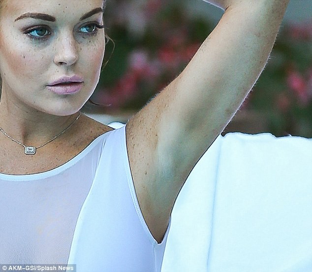 Lindsay Lohan lộ da xuống cấp khi diện áo tắm ảnh 11 Lindsay Lohan lộ da xuống cấp khi diện áo tắm ảnh 11