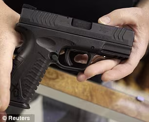 Kinh hoàng người mẹ dùng súng bắn chết 2 con đẻ ảnh 2 Kinh hoàng người mẹ dùng súng bắn chết 2 con đẻ ảnh 2