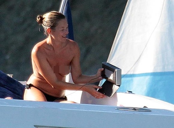 Kate Moss thản nhiên để ngực trần tắm nắng ảnh 3 Kate Moss thản nhiên để ngực trần tắm nắng ảnh 3
