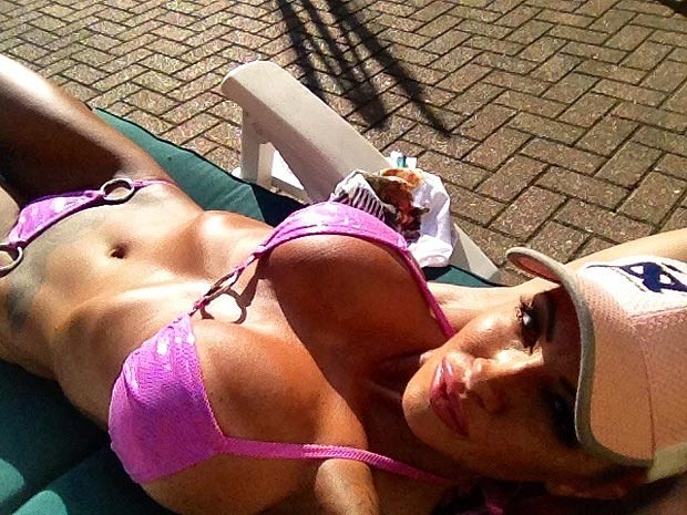 Jodie Marsh "tự sướng" với ngực khủng tại bể bơi ảnh 1 Jodie Marsh "tự sướng" với ngực khủng tại bể bơi ảnh 1