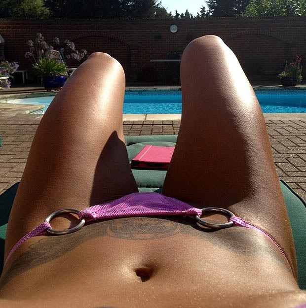 Jodie Marsh "tự sướng" với ngực khủng tại bể bơi ảnh 3 Jodie Marsh "tự sướng" với ngực khủng tại bể bơi ảnh 3