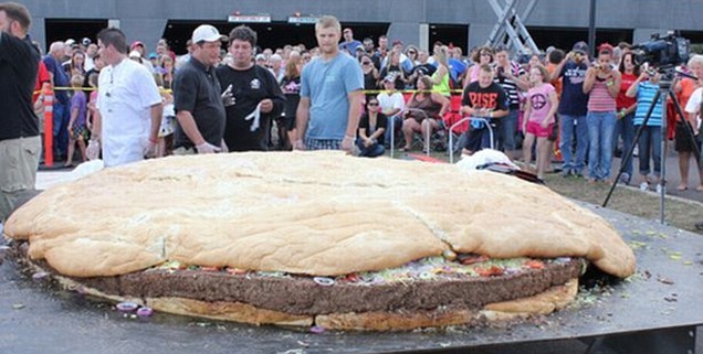 Chiêm ngưỡng bánh Hamburger nặng gần 1 tấn ảnh 1 Chiêm ngưỡng bánh Hamburger nặng gần 1 tấn ảnh 1
