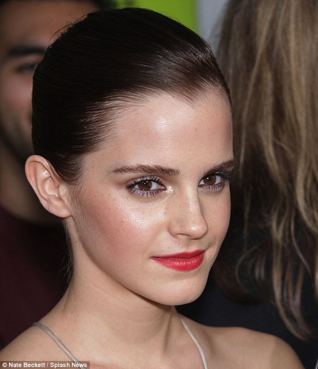 Emma Watson lộ ngực ngay trên thảm đỏ ảnh 8 Emma Watson lộ ngực ngay trên thảm đỏ ảnh 8