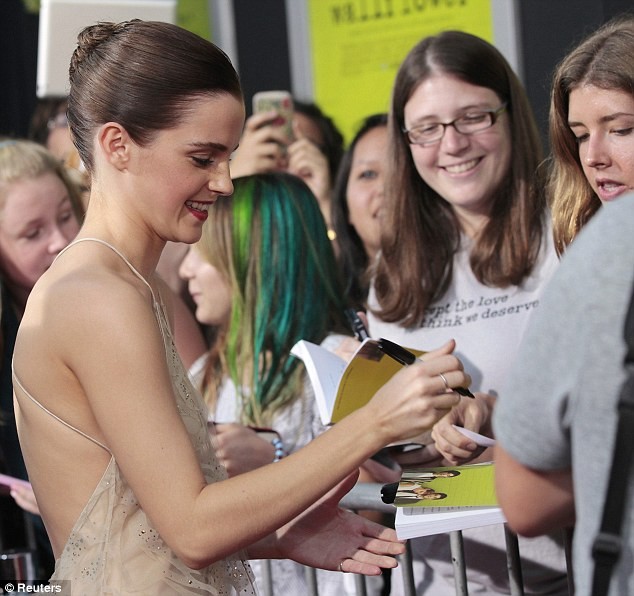 Emma Watson lộ ngực ngay trên thảm đỏ ảnh 9 Emma Watson lộ ngực ngay trên thảm đỏ ảnh 9