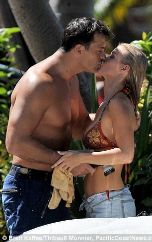 Joanna Krupa diện bikini tình tứ bên hôn phu ảnh 2 Joanna Krupa diện bikini tình tứ bên hôn phu ảnh 2