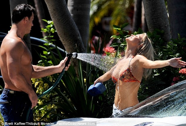 Joanna Krupa diện bikini tình tứ bên hôn phu ảnh 10 Joanna Krupa diện bikini tình tứ bên hôn phu ảnh 10