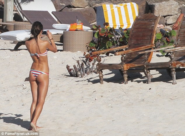 Alessandra Ambrosio xộc xệch diện bkini ảnh 2 Alessandra Ambrosio xộc xệch diện bkini ảnh 2