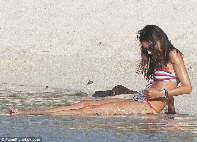 Alessandra Ambrosio xộc xệch diện bkini ảnh 9 Alessandra Ambrosio xộc xệch diện bkini ảnh 9