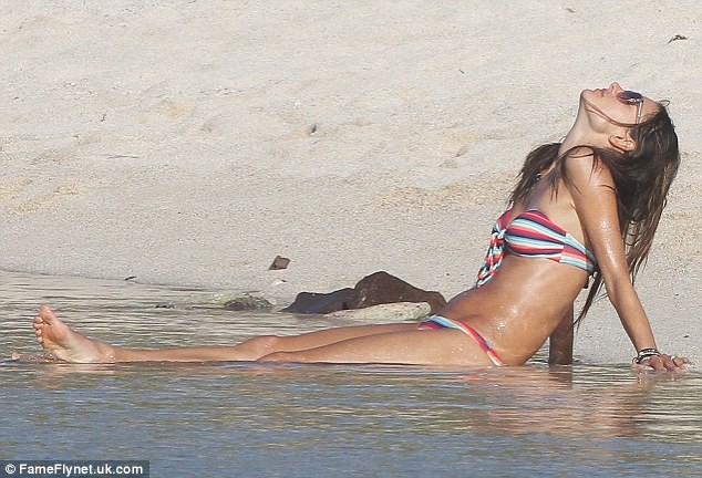 Alessandra Ambrosio xộc xệch diện bkini ảnh 10 Alessandra Ambrosio xộc xệch diện bkini ảnh 10