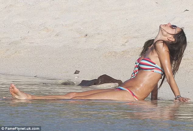 Alessandra Ambrosio xộc xệch diện bkini ảnh 10 Alessandra Ambrosio xộc xệch diện bkini ảnh 10